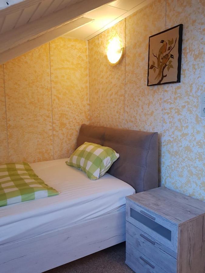 Sonnige Ruhige Dachzimmer Inkl Wifi Plus Kaffee Mit Wg Dusche Und Neuer Kueche Lörrach Exterior foto